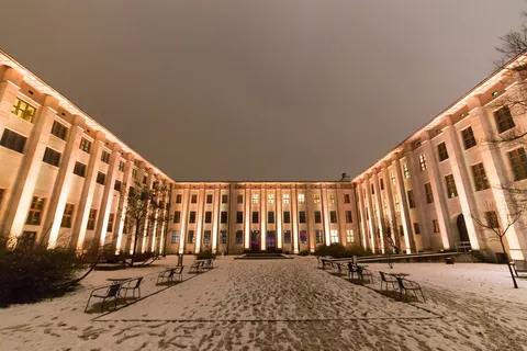 Cour néoclassique illuminée sous la neige, Varsovie, Pologne — Nicolas Marincic