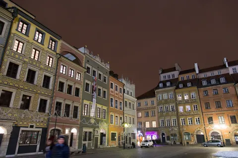 Place du Marché de la Vieille Ville la nuit, Varsovie, Pologne — Nicolas Marincic