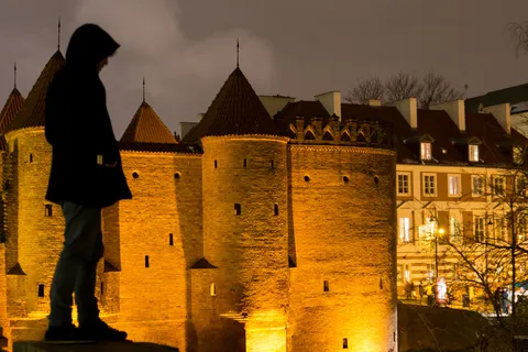 Silhouette devant la Barbacane de Varsovie, Pologne — Nicolas Marincic