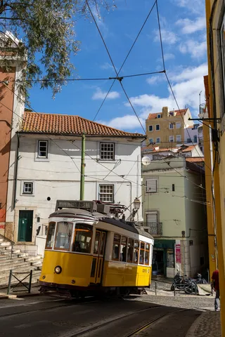 Tram 28 jaune à un coin de rue de Graça, Lisbonne, Portugal — Nicolas Marincic