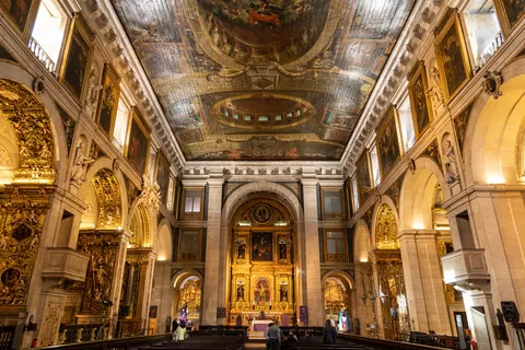Intérieur doré de l’église São Roque, Lisbonne, Portugal — Nicolas Marincic