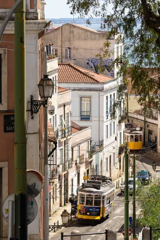 Tram gravissant une rue pentue, Lisbonne, Portugal — Nicolas Marincic