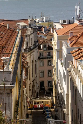 Ruelle et tram vus d’en haut, le Tage au loin, Lisbonne, Portugal — Nicolas Marincic