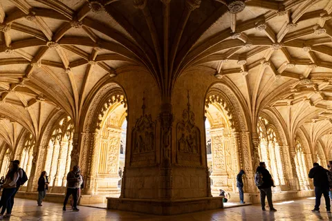 Galerie voûtée du cloître des Jerónimos, Lisbonne, Portugal — Nicolas Marincic