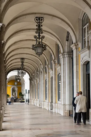 Arcades de la Praça do Comércio, Lisbonne, Portugal — Nicolas Marincic