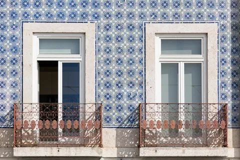 Façade d’azulejos et balcons en fer forgé, Lisbonne, Portugal — Nicolas Marincic