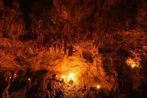 Salle de stalactites orangées dans une grotte, France — Nicolas Marincic