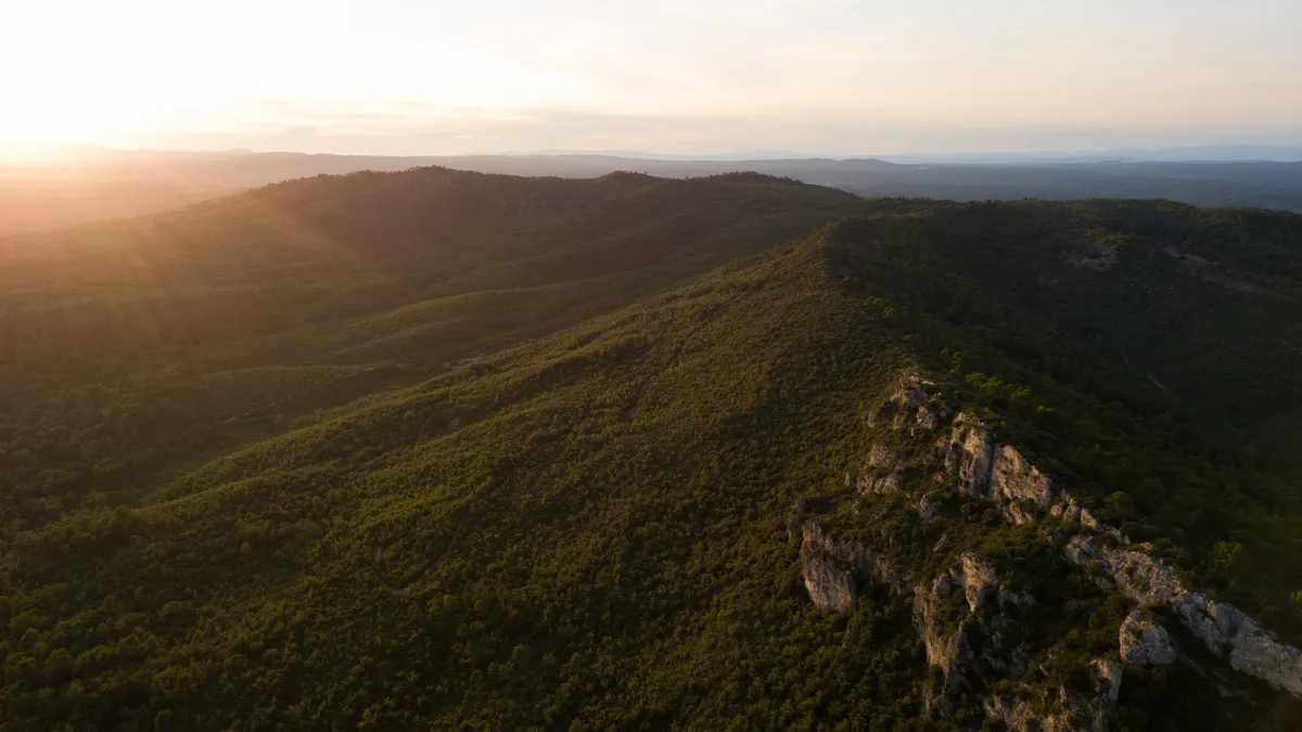 Soleil couchant derrière les collines provençales, France — Nicolas Marincic