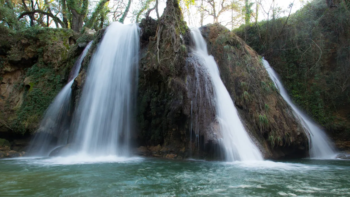 Deux cascades moussues dans un bassin vert, France — Nicolas Marincic
