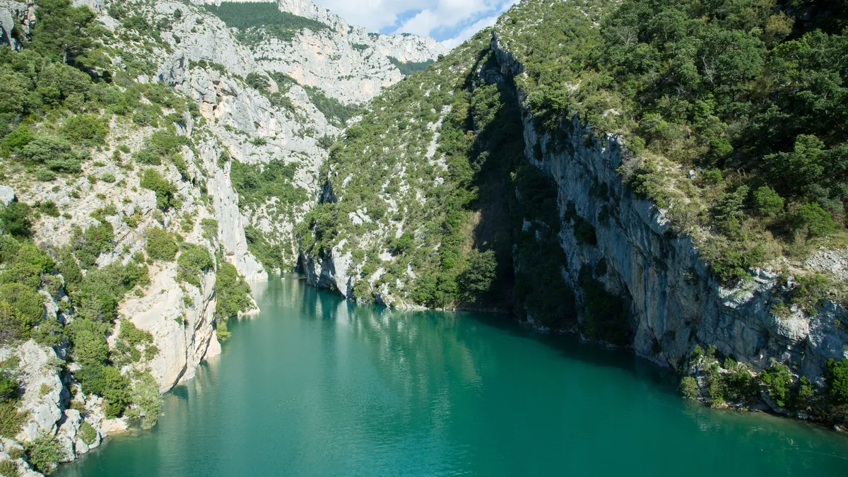 Rivière turquoise entre les parois des gorges du Verdon, France — Nicolas Marincic