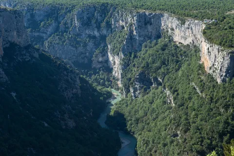 Parois verticales et rivière en contrebas, gorges du Verdon, France — Nicolas Marincic