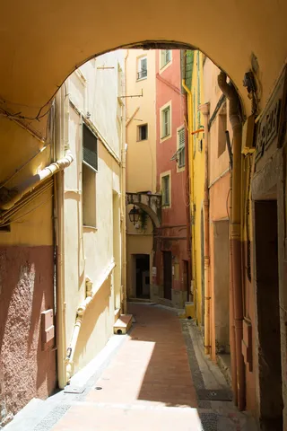 Passage voûté ocre dans la vieille ville de Menton, France — Nicolas Marincic
