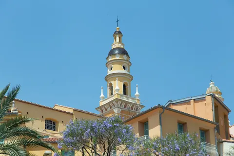 Clocher de la basilique Saint-Michel au-dessus des jacarandas, Menton, France — Nicolas Marincic