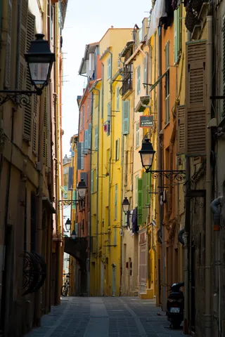 Ruelle aux façades jaunes et vertes, Menton, France — Nicolas Marincic