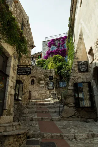 Ruelle médiévale en escalier sous les bougainvilliers, Èze, France — Nicolas Marincic