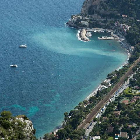 Baie d’Èze-sur-Mer et voie ferrée littorale, France — Nicolas Marincic