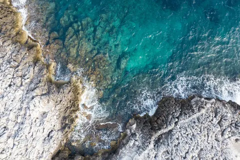 Eau turquoise sur les rochers blancs de la Côte d’Azur, France — Nicolas Marincic