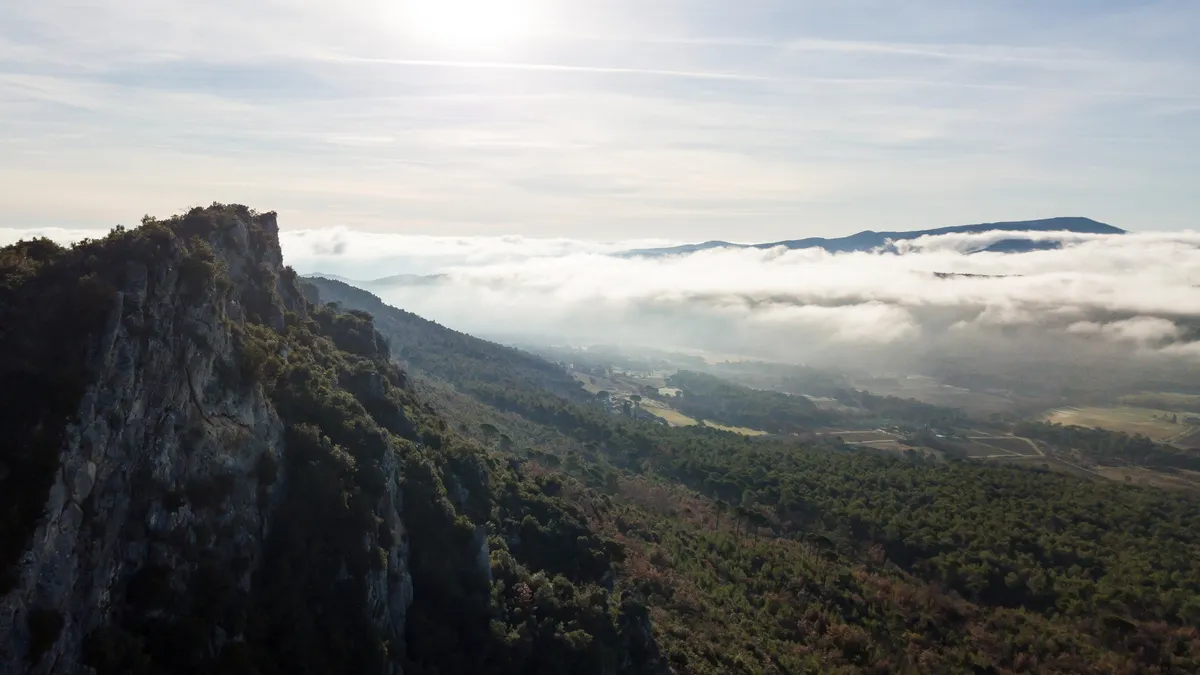 Crête rocheuse émergeant du brouillard, France — Nicolas Marincic