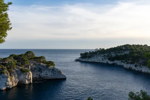 Falaises blanches et calanque bleue près de Cassis, France — Nicolas Marincic