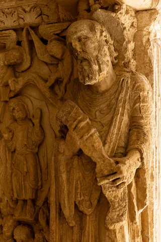 Pilier sculpté d’un apôtre, cloître Saint-Trophime, Arles, France — Nicolas Marincic