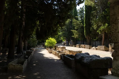 Allée des sarcophages romains des Alyscamps, Arles, France — Nicolas Marincic