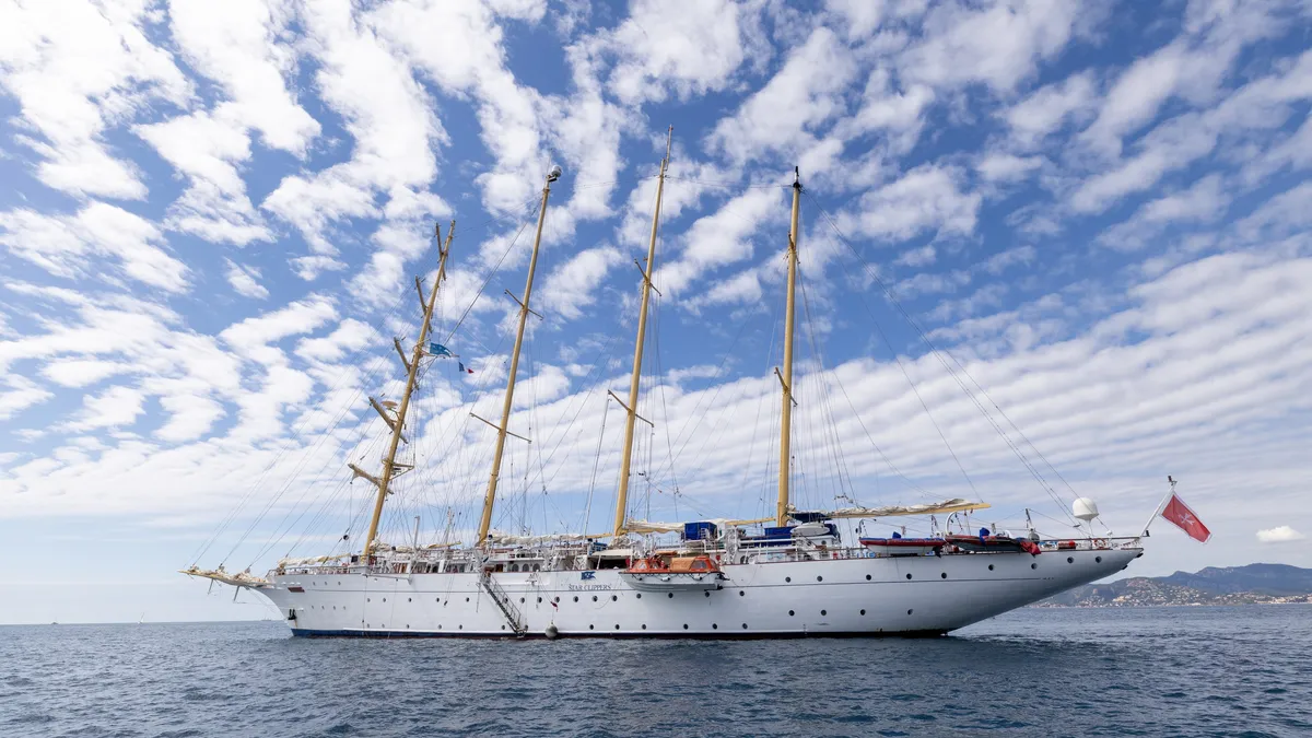 Quatre-mâts sous un ciel pommelé au large de Cannes, France — Nicolas Marincic
