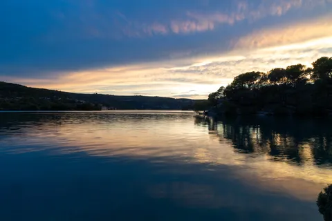 Lac d’Esparron au couchant, pins reflétés, France — Nicolas Marincic