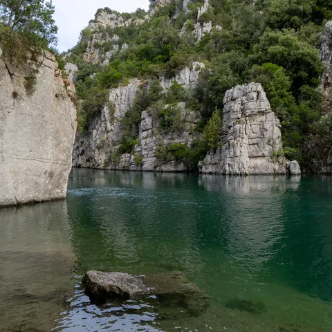 Eau émeraude et tours calcaires, basses gorges du Verdon, France — Nicolas Marincic