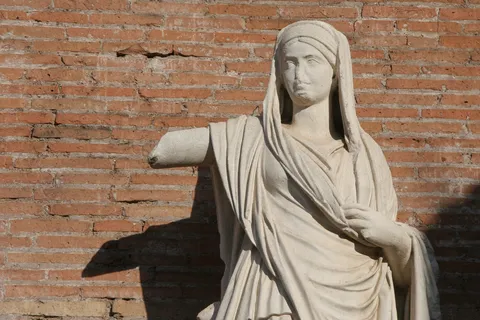 Statue de vestale, maison des Vestales, Forum romain, Italie — Nicolas Marincic