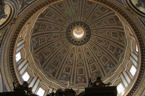 Coupole de Michel-Ange vue d’en bas, basilique Saint-Pierre, Italie — Nicolas Marincic