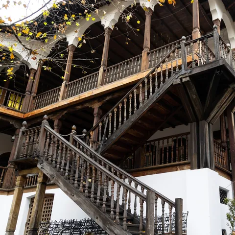 Galeries de bois et escaliers du Hanul lui Manuc, Bucarest, Roumanie — Nicolas Marincic