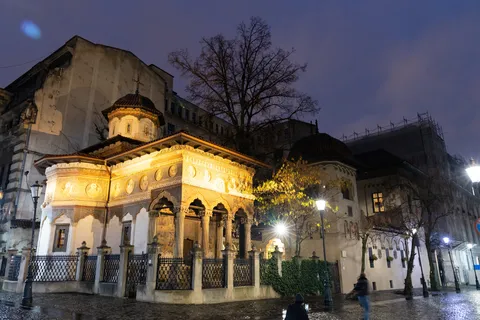 Église Stavropoleos à l’heure bleue, Bucarest, Roumanie — Nicolas Marincic