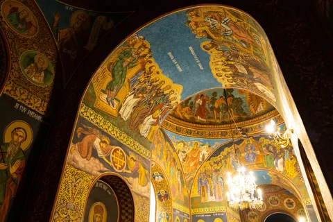 Fresques en mosaïque sous l’arcade du monastère Radu Vodă, Bucarest, Roumanie — Nicolas Marincic