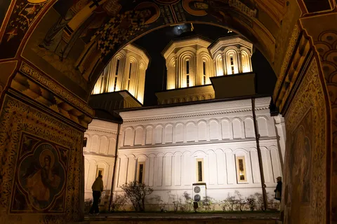 Arche peinte encadrant l’église du monastère la nuit, Bucarest, Roumanie — Nicolas Marincic