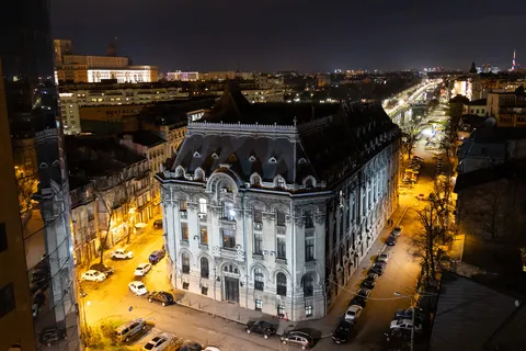 Bucarest la nuit depuis un toit, immeuble Belle Époque, Roumanie — Nicolas Marincic