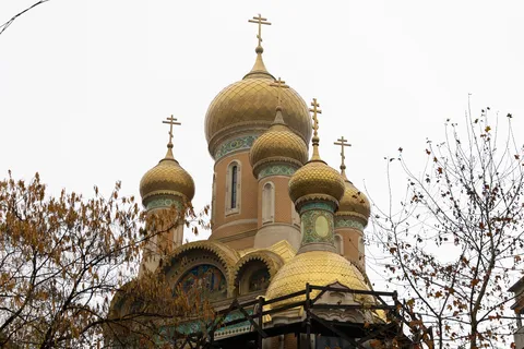 Bulbes dorés de l’église russe de Bucarest, Roumanie — Nicolas Marincic