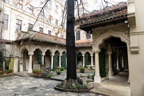 Cour et cloître du monastère Stavropoleos, Bucarest, Roumanie — Nicolas Marincic