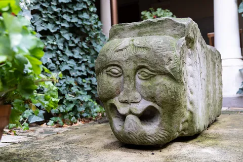 Masque de pierre sculpté, cour de Stavropoleos, Bucarest, Roumanie — Nicolas Marincic