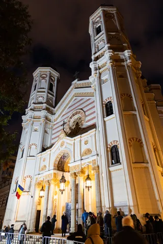 Façade blanche d’église illuminée la nuit, Bucarest, Roumanie — Nicolas Marincic