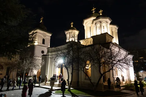 Fidèles devant une église illuminée la nuit, Bucarest, Roumanie — Nicolas Marincic