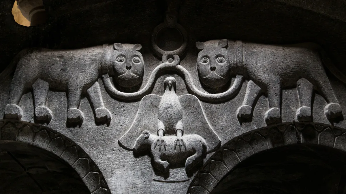 Lions et aigle sculptés, monastère de Geghard, Arménie — Nicolas Marincic