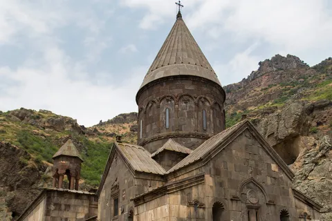 Monastère de Geghard au pied des falaises, Arménie — Nicolas Marincic