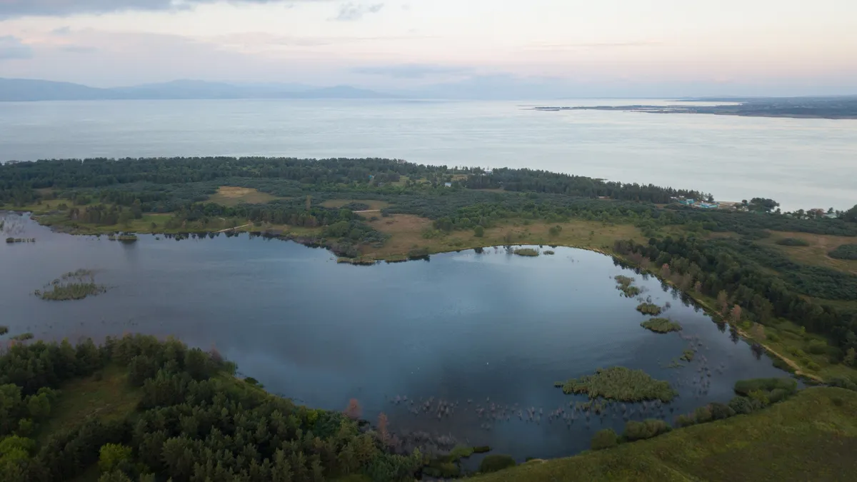 Lagune du lac Sevan au crépuscule, vue aérienne, Arménie — Nicolas Marincic