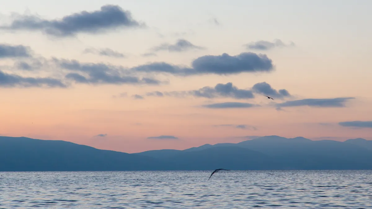 Crépuscule sur le lac Sevan, Arménie — Nicolas Marincic