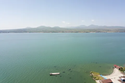 Eaux turquoise du lac Sevan, Arménie — Nicolas Marincic