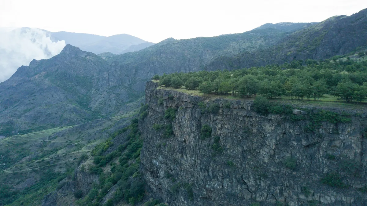 Falaises d’un canyon boisé, Arménie — Nicolas Marincic
