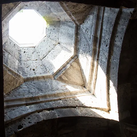 Lumière par l’oculus octogonal, monastère de Haghpat, Arménie — Nicolas Marincic