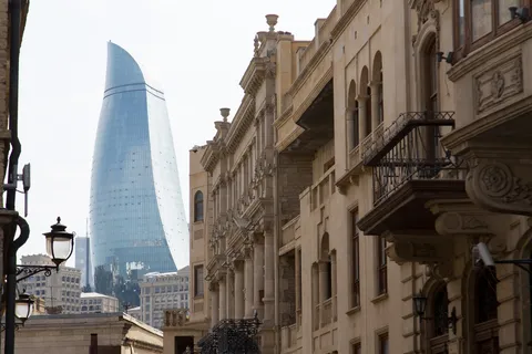 Ruelle de la vieille ville de Bakou et Flame Towers, Azerbaïdjan — Nicolas Marincic