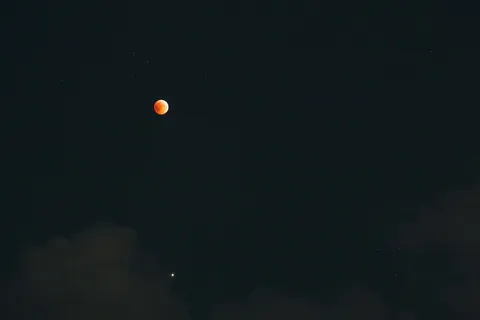 Lune rousse d’une éclipse lunaire, Azerbaïdjan — Nicolas Marincic