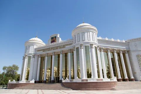 Édifice de marbre blanc à Achgabat, Turkménistan — Nicolas Marincic